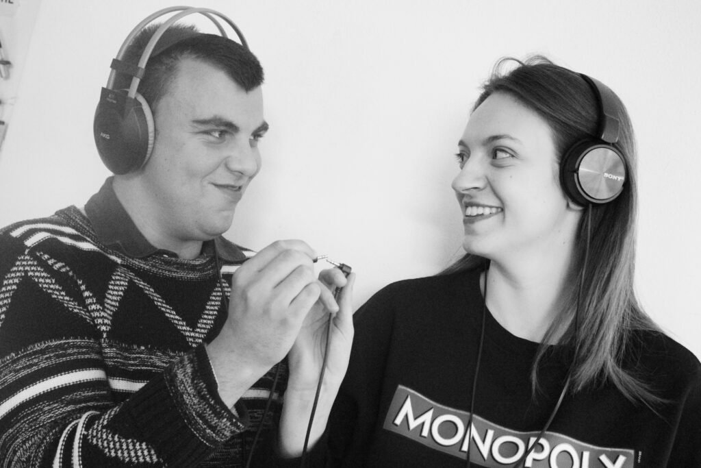 In questa immagine ci sono due persone che si guardano e sorridono